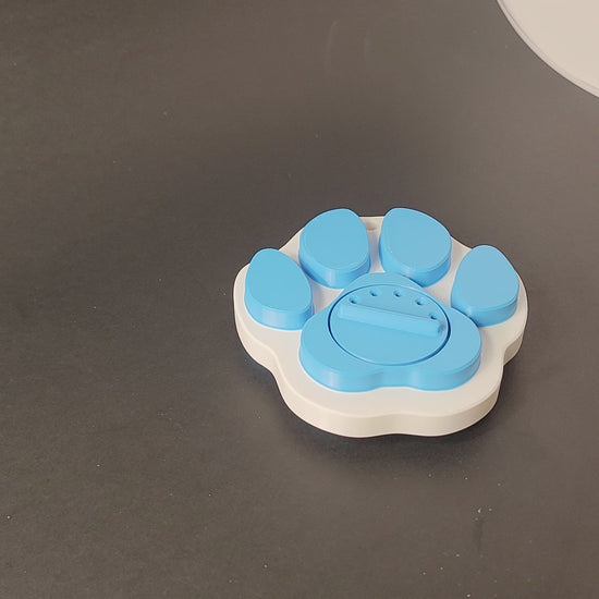 Video of opening and closing of paw print scent hide