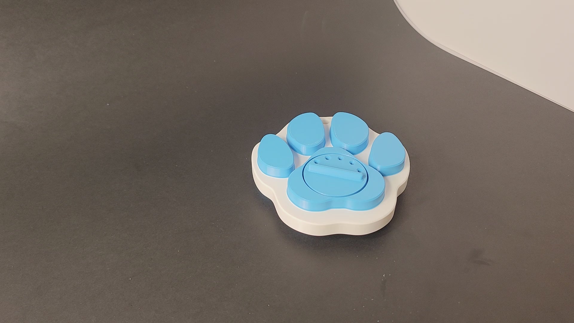 Video of opening and closing of paw print scent hide